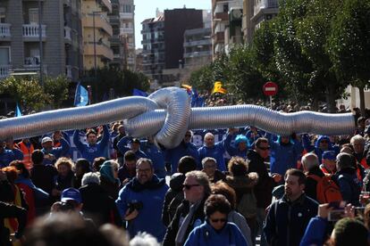 Els participants en el recorregut de la manifestació, que ha reunit més de 50.000 persones, segons els organitzadors.