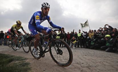 Philippe Gilbert en un tramo de pavé de la Paris-Roubaix.