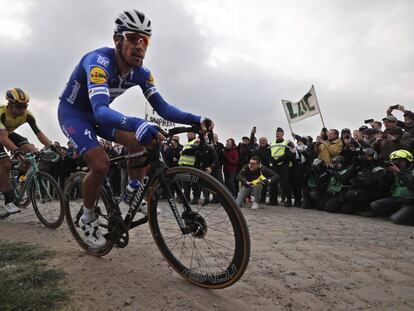 Philippe Gilbert en un tramo de pavé de la Paris-Roubaix.