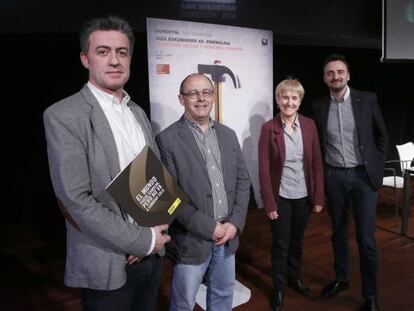 Desde la izquierda, el representante de Amnistía Internacional Aitor Imaz, el alcalde Juan Karlos Izagirre, la responsable de Cultura Nerea Txapartegi, y el director del Festivalk de Derechos Humanos, Josemi 
 Beltrán.