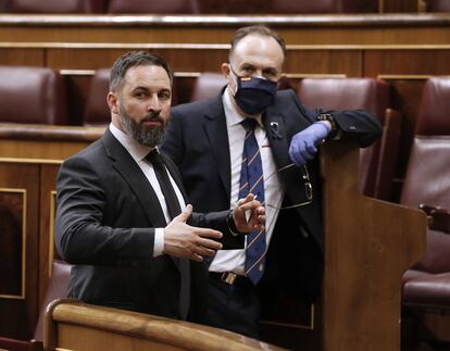 El líder de Vox, Santiago Abascal, sale del hemiciclo tras el pleno del Congreso del pasado miércoles.