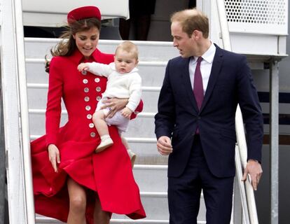 El príncipe William y la duquesa de Cambridge con el príncipe George en brazos llegan al Aeropuerto Internacional de Nueva Zelanda, en Wellington, Nueva Zelanda, el lunes 7 de abril de 2014.