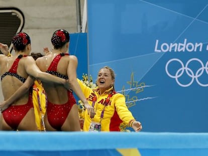 Anna Tarrés se abraza con Andrea Fuentes y Ona Carbonell en Londres.