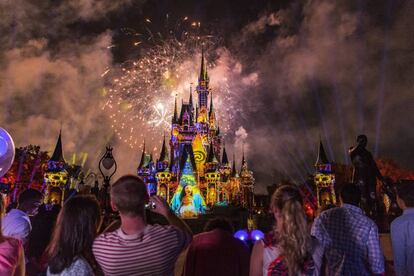 Fuegos artificiales en el espectáculo nocturno 'Happily Ever After.' de Magic Kingdom, en Orlando.