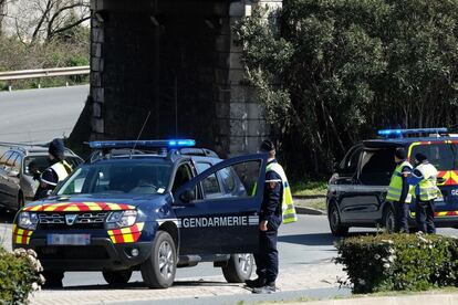 La Fiscalía antiterrorista de París ha informado de que investiga al menos un asesinato en la toma del local. En la imagen, gendarmes franceses en Trèbes.
