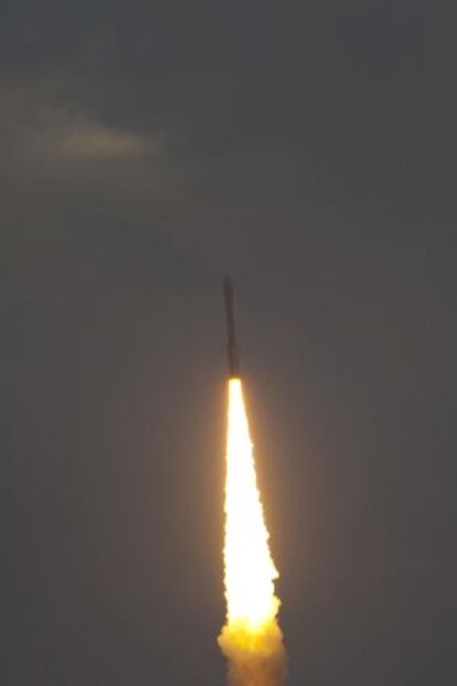 El cohete Vega, tras su lanzamiento desde la base espacial europea en Kourou (Guayana Francesa).