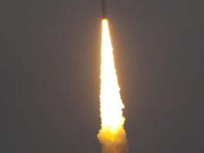 El cohete Vega, tras su lanzamiento desde la base espacial europea en Kourou (Guayana Francesa).
