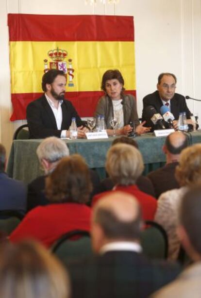 Santiago Abascal, Maria San Gil y Alejo Vidal Quadras, de izquierda a derecha, en San Sebastián.