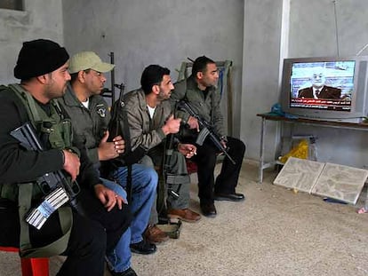Milicianos leales al primer ministro presencian el discurso de Mahmud Abbas ayer en Nablus.