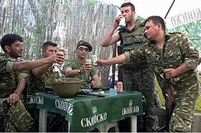 Soldados del Ejército macedonio celebran la entrada en vigor del alto el fuego.