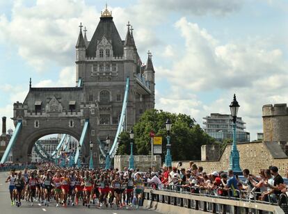 Los corredores al inicio de la maratón masculina bajo el 'Tower Bridge' de Londres.