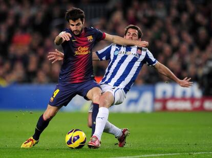 Cesc y Víctor Sánchez pugnan por el balón.