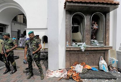 Vários militares vigiam o exterior da igreja de São Antônio em Colombo.