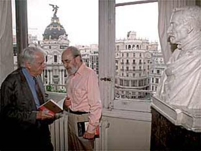 Jorge Semprún (a la izquierda) y Ángel González, en el Círculo de Bellas Artes de Madrid.