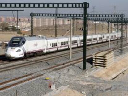 Un tren de alta velocidad hace su recorrido paralelo a las obras de la línea del AVE entre Madrid y Valencia. EFE/Archivo