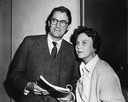 El actor Gregory Peck y la novelista Harper Lee, en el set de Universal Pictures release durante el rodaje de "Matar a un ruiseñor".