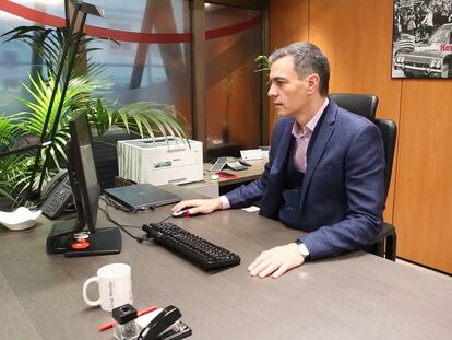 El secretario general del PSOE y presidente del Gobierno en funciones, Pedro Sánchez, consulta de forma telemática a la militancia sobre el pacto de Gobierno con Sumar y otros pactos necesarios con otros partidos como Junts y ERC para la investidura, en la sede del PSOE, en Ferraz (Madrid).