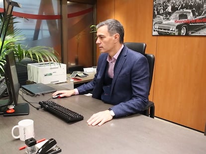 El secretario general del PSOE y presidente del Gobierno en funciones, Pedro Sánchez, consulta de forma telemática a la militancia sobre el pacto de Gobierno con Sumar y otros pactos necesarios con otros partidos como Junts y ERC para la investidura, en la sede del PSOE, en Ferraz (Madrid).