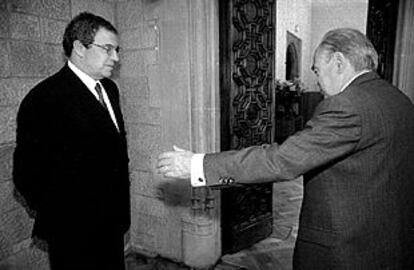 César Alierta (izquierda) y Jordi Pujol, en el Palau de la Generalitat en diciembre de 2000.