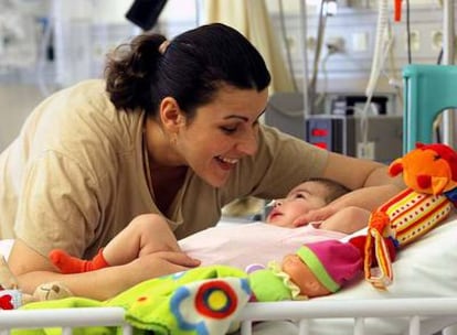 Carmen Loredana y su hija Andrea, de seis meses, recuperada tras un trasplante de corazón en el Gregorio Marañón de Madrid.