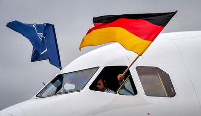 Los pilotos del avión que traslada a Moscú a la selección alemana agitan una bandera alemana tras de aterrizar en el aeropuerto de Vnukovo, en las afueras de Moscú (Rusia)