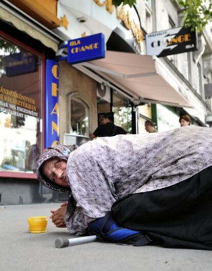 Una mujer pide limosna en el centro de Budapest.