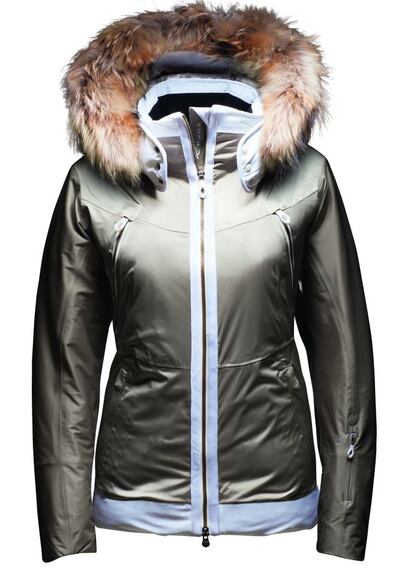 KJUS. Una de las marcas más de tendencia en la nieve. Esta compañía noruega presenta esta edición limitada de la parka Icestar para mujer. Por 1.499 euros.