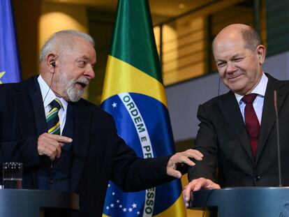 El presidente de Brasil, Luiz Inácio Lula da Silva, y el canciller alemán, Olaf Scholz, este lunes en Berlín.