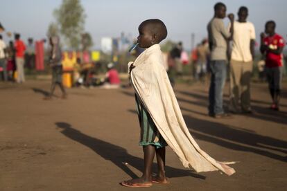 Vickie, de 4 años, sostiene un peine en la boca mientras espera en el campo de tránsito de Kuluba (Uganda). La oleada de más de medio millón de refugiados sudaneses en Uganda desde julio de 2016 ha derivado en la mayor crisis de refugiados de África.