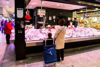 Pescadería en el tradicional Mercado de Chamberí, donde la compra de toda la vida se ha diversificado ahora con nuevas propuestas gastronómicas y de ocio.