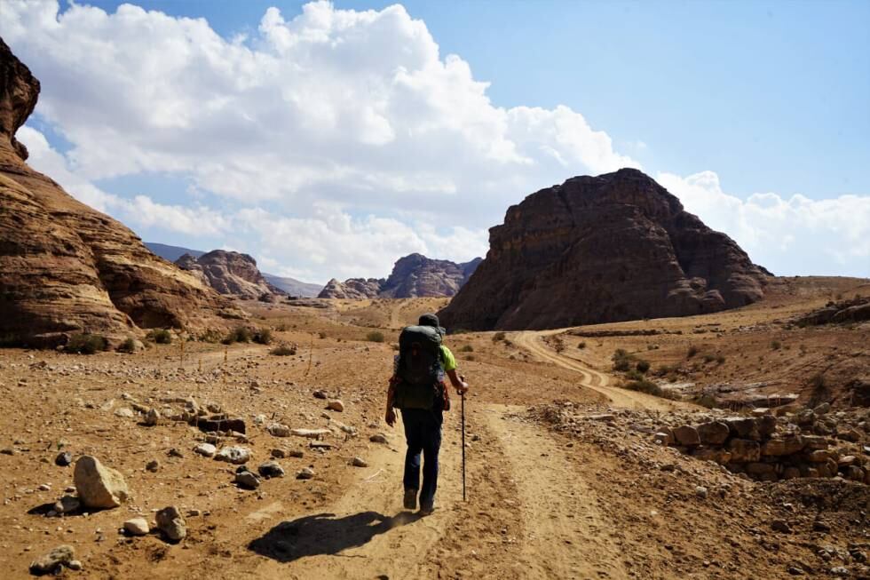 La 'ruta trasera' de Petra discurre a través del desierto de Wadi Araba y acantilados de arenisca hasta el monasterio. 
