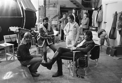 En el set de rodaje, Harrison Ford (Han Solo), Carrie Fisher (Leia) y Mark Hamill (Luke Skywalker) charlan con George Lucas.