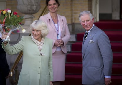 El Príncipe de Gales, Carlos de Inglaterra y su esposa Camila, Duquesa de Cornualles, (2i) saludan a su llegada al Amstel Hotel en Ámsterdam (Holanda).