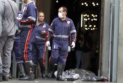 Corpo de um dos mortos durante o tiroteio na Catedral de Campinas, ao lado dos socorristas do SAMU que atendiam os feridos