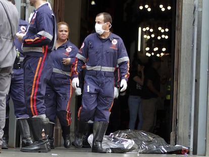 Corpo de um dos mortos durante o tiroteio na Catedral de Campinas, ao lado dos socorristas do SAMU que atendiam os feridos