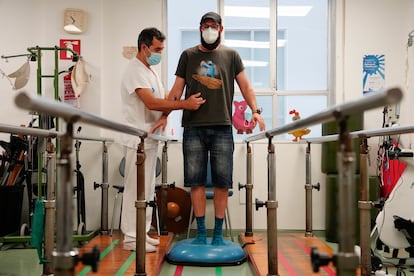 Un paciente realiza ejercicios de rehabilitación en el hospital Vall d'Hebron de Barcelona.