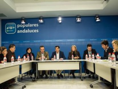 Reunión de Juan Manuel Moreno con los agentes de empleo.