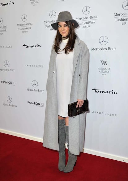 Nos encanta este estilismo de Katie Holmes. La actriz lo lució durante el desfile de Marc Cain (marca que firma su look) en la semana de la moda de Berlín. La mezcla de longitudes y de tonalidades de gris funciona muy bien.