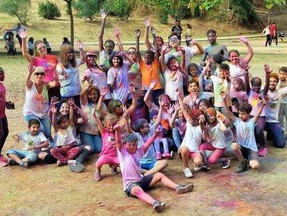 Un grupo de niños posa tras uno de los juegos organizados por Huelva Acoge.