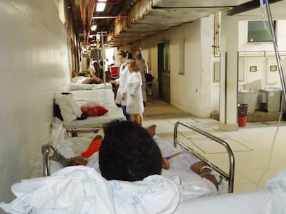 Pacientes flagrados deitados em macas de hospital do Cear&aacute;.