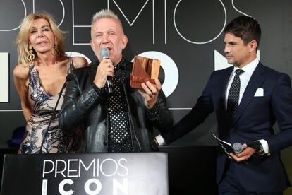 El creador francés Jean Paul Gaultier, galardonado con el Premio a la Trayectoria de Moda que recibió de manos de Bibiana Fernández y el torero José Mari Manzanares.