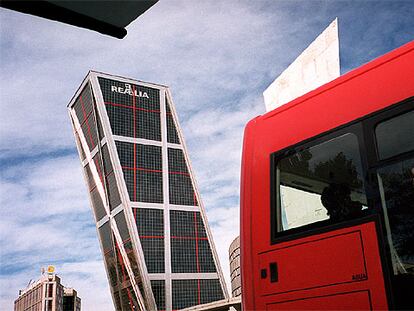 Torre Realia, edificio este del conjunto Puerta de Europa, alberga la sede central del grupo.