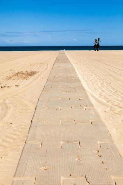 Acceso para veraneantes en silla de ruedas en la playa de Torredembarra (Tarragona).