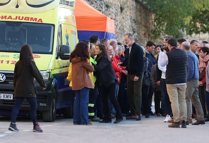 Los Reyes saludan a los equipos de emergencia desplegados en Letur, Albacete. 