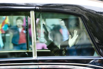 Los Reyes saludan desde el coche que les lleva al Palacio Real donde darán una recepción que forma parte de los actos del Día de la Fiesta Nacional.