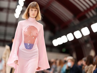 Una modelo durante el desfile de la colección de Jonathan Anderson para Loewe en la Semana de la Moda en París el 1 de octubre de 2021.