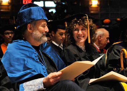 Charles Fefferman, vestido con el traje académico de doctor 'honoris causa' de la UAM, junto a su hija Lainie Fefferman