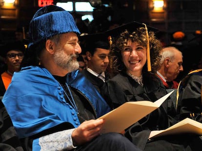 Charles Fefferman, vestido con el traje académico de doctor 'honoris causa' de la UAM, junto a su hija Lainie Fefferman