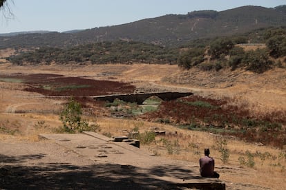 La situación de falta de agua se ha agravado en las demarcaciones del Guadiana y el Guadalquivir, vitales para Andalucía y Extremadura, cuyos embalses están al 25,8% y al 24,2%. En la imagen, vista de un antiguo puente, antes cubierto por el agua, en el embalse de Aracena, en el municipio de Carboneras (Huelva), el día 4.