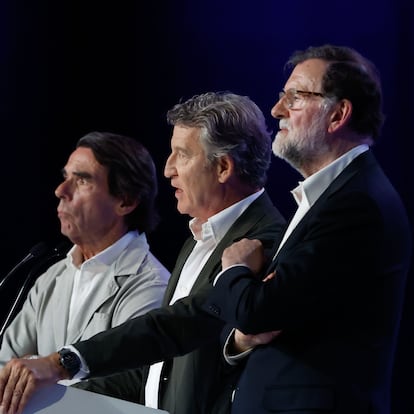 MADRID, 04/07/2025.- El líder del PP, Alberto Núñez Feijóo (c), junto a sus antecesores en el cargo y ex presidentes del Gobierno José María Aznar (izda) y Mariano Rajoy, durante el XXI Congreso Nacional del PP, este viernes en el recinto ferial Ifema de Madrid. EFE/Javier Lizón